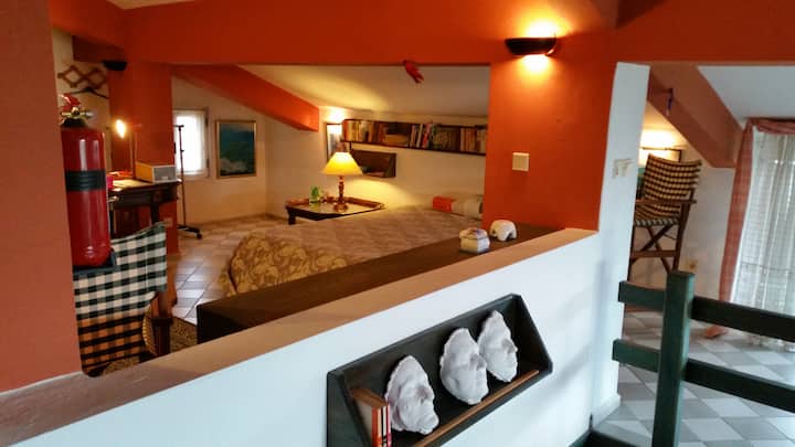 Druhé poschodie:pozemná strana (br5).db,nočné stolíky,prenosný vešiak, vežový ventilátor. Karavan, İntercom, knižnica,písací stôl, skrinka. Na ľavom kuchynskom kúte(ktorý sa nepoužíva z dôvodu pandémie). Kúpeľňa. Hasiaci prístroj pre členov.