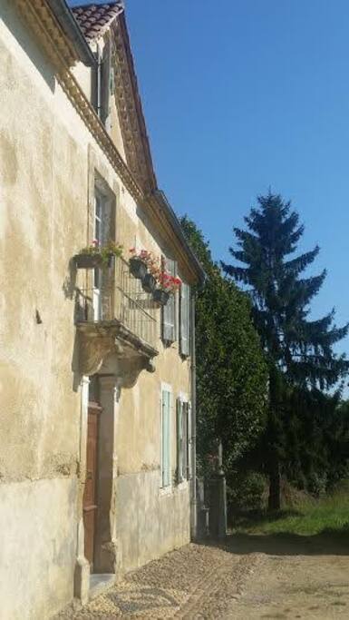 façade sud et son trottoir de galets pyrénéens