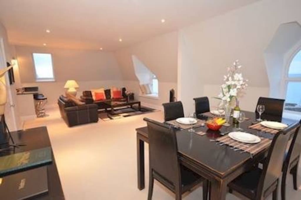 Open plan spacious lounge/diner