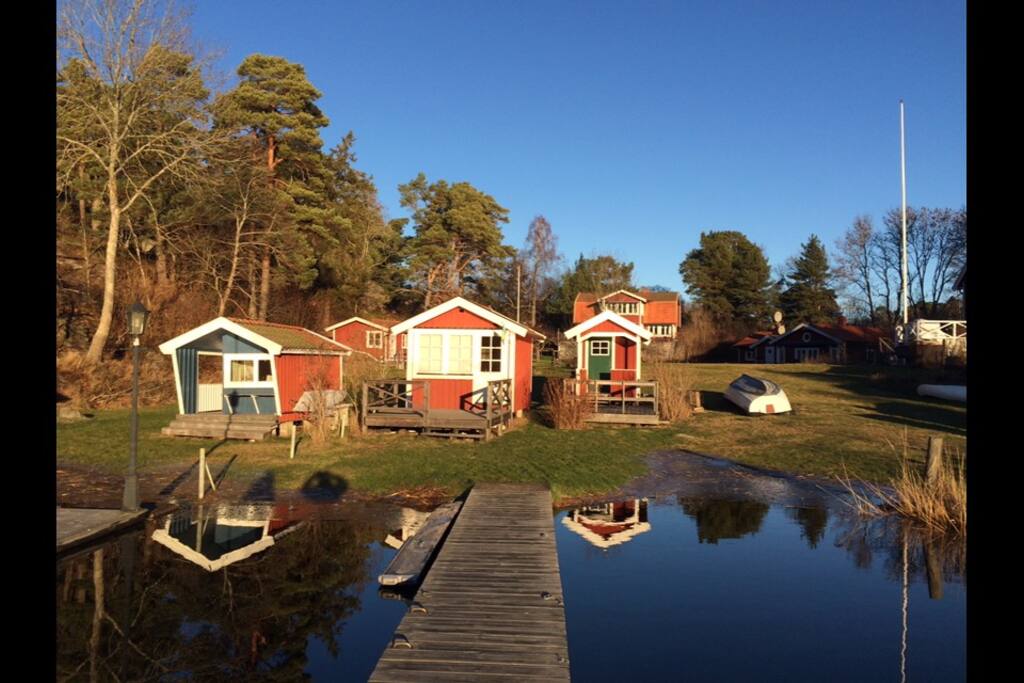 Hölfladen ligger ca 60m från huset