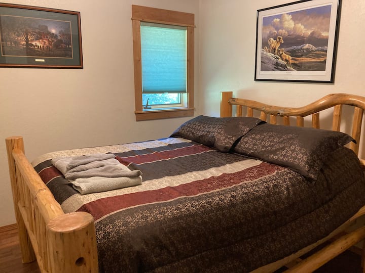 Jedna od 3 spavaće sobe s bračnim krevetom na gornjem spratu koje dijele 2 spavaće sobe.