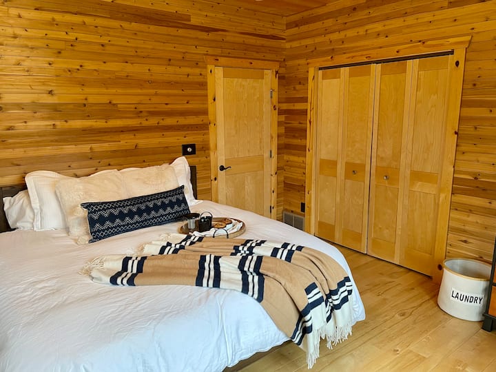 Dhoma kryesore e gjumit është në katin kryesor, krevat dopio "king"