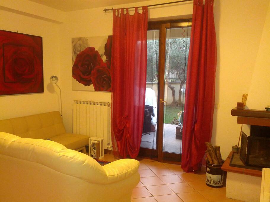 Soggiorno con divano letto e camino.