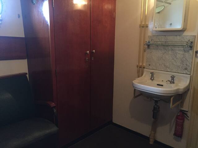 Uniek Pension Schip in Rotterdam, Kop van Zuid gallery image 4