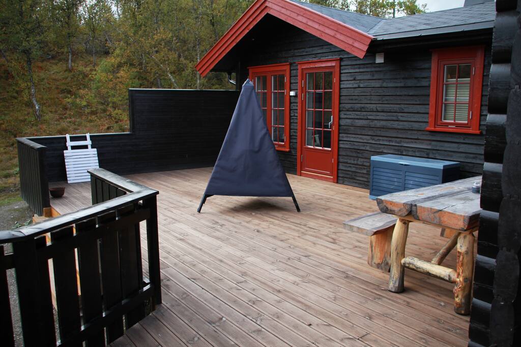 stor platting med ildsted og grill