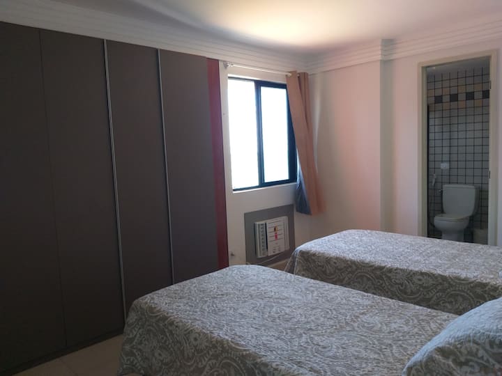 Suite 03, con dos camas individuales, que pueden convertirse en una cama doble.