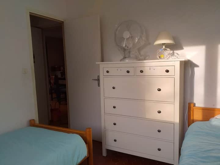 Dhomë me 2 krevate tek 