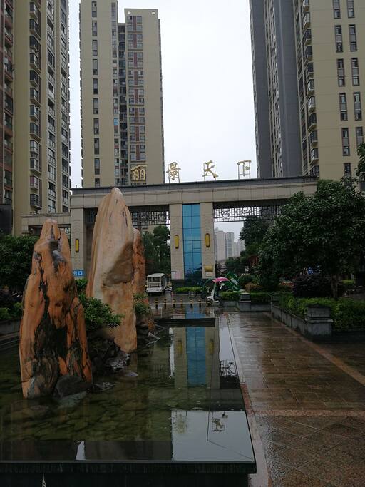 小区大门宽敞气派