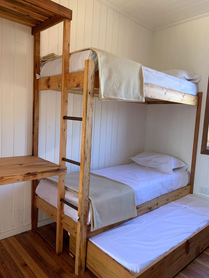 Una de las tres habitaciones con camas superpuestas, cada una con lugar para cinco personas.