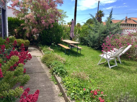 Entire house 10 min walk to beach, port, market.