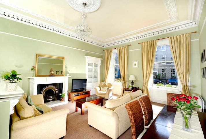 Elegant New Town Georgian city centre flat