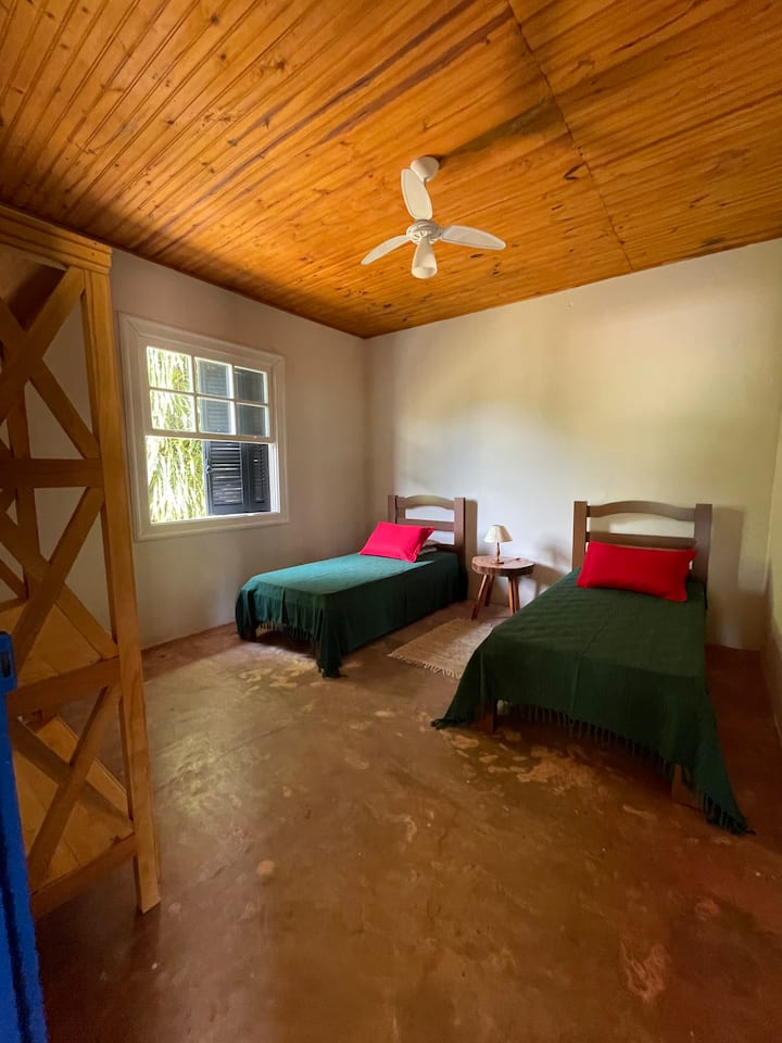 Chumba cha 5 cha kulala - Kiko kwenye pavilion ya kuchomea nyama yenye vitanda 2 vya mtu mmoja