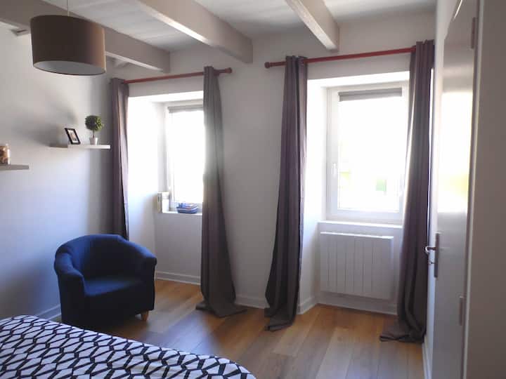 מיטה זוגית בחדר השינה + ארון