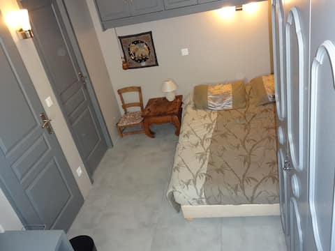 CHAMBRE INDEPENDANTE au calme.