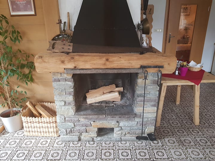 טרקלין עם שריפות עצים פתוחות!