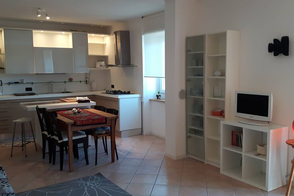 angolo cucina e parte del soggiorno