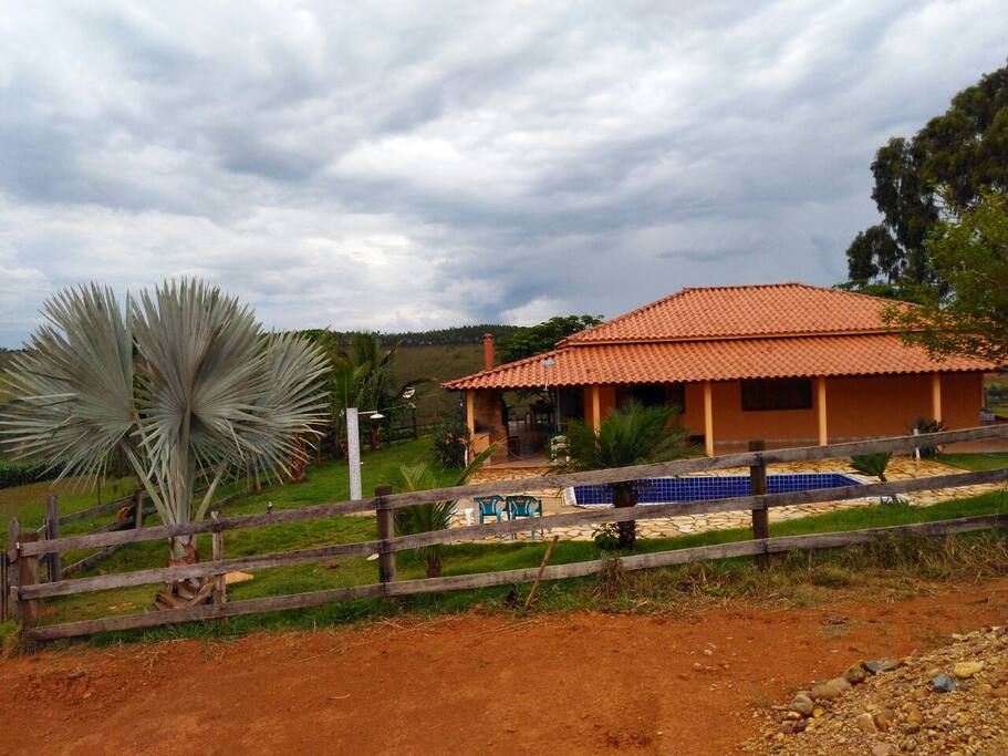 Casa de apoio, com três quartos e piscina