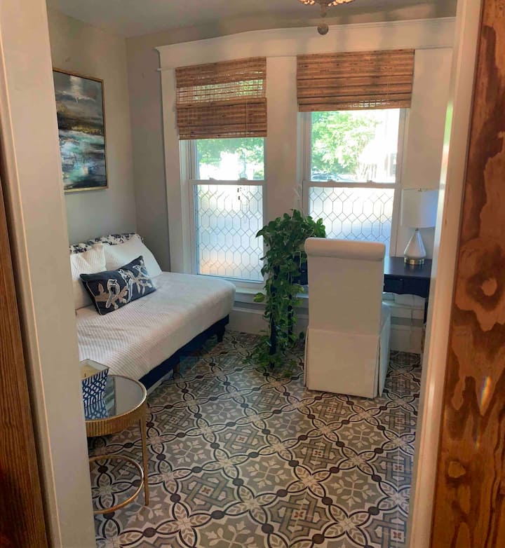 Sunroom na kitanda pacha.. dawati kubwa ya ofisi na nakala za printa 