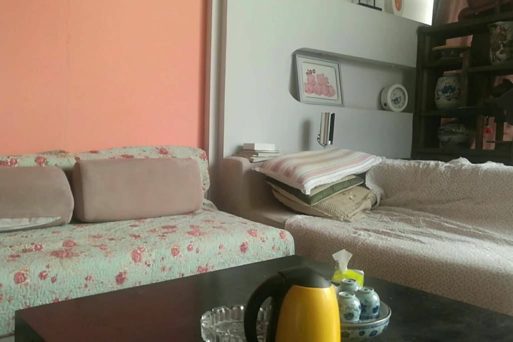 客厅有茶,热水,高品质的音响,家里不看电视,可以听音乐聊天