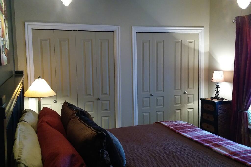 King bed w/ closets