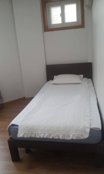 The other single bed in the room