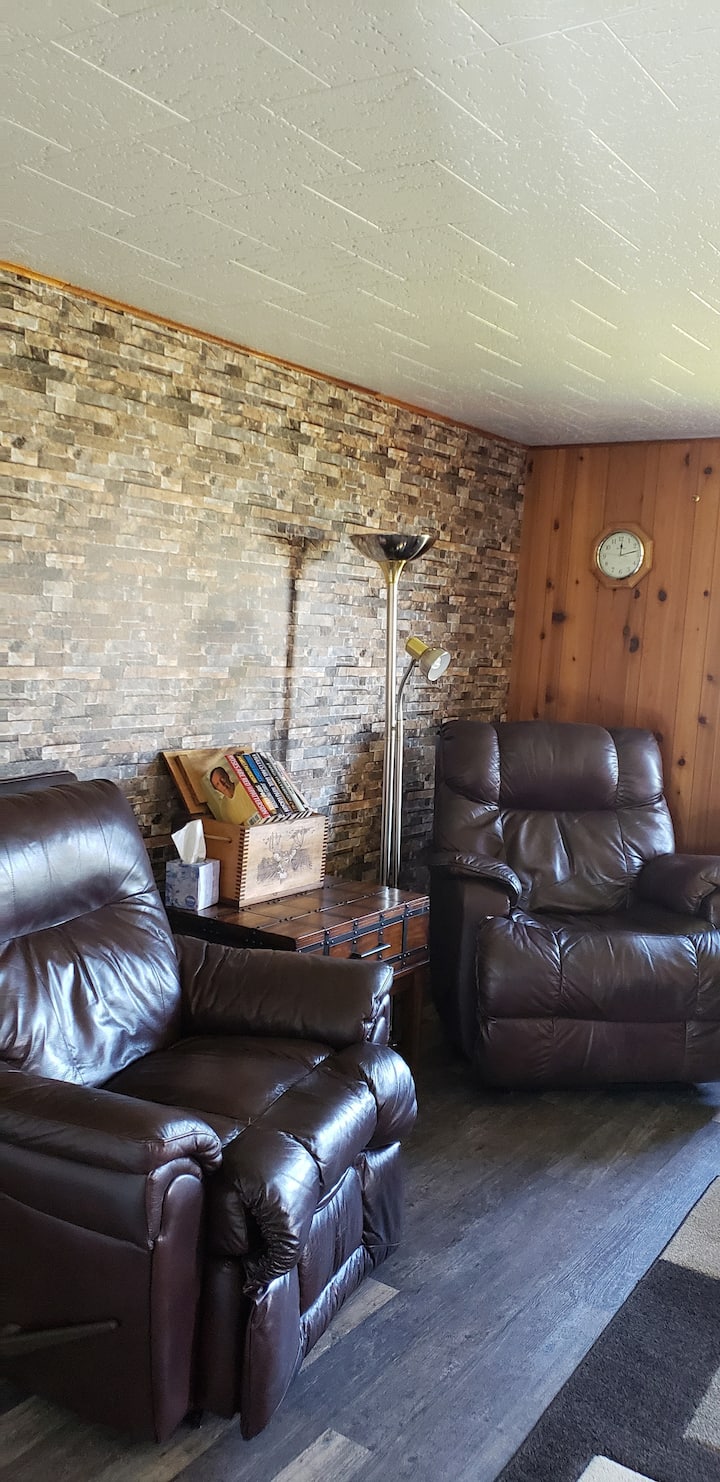 Charming House With Plenty Of Room - フォークス, WA