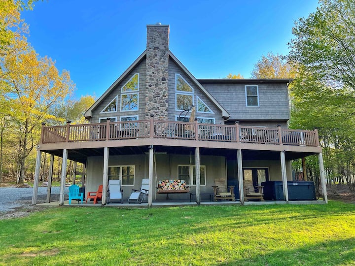 *Amenity filled Chalet sleeps 18 Hot tub & more* Chalets for Rent in