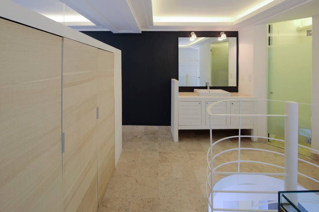 Cómodo clóset y amplio baño