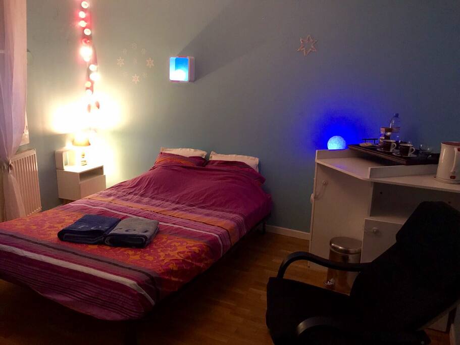 Lit 2 places (matelas Bultex), table de nuit, grand miroir, meuble de rangement avec plateau petit-déjeuner (boissons chaudes, fruits, gâteaux, madeleines,..) fauteuil, porte manteaux.