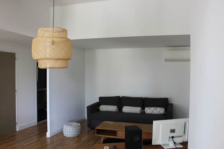 Лаунџ бар и влез