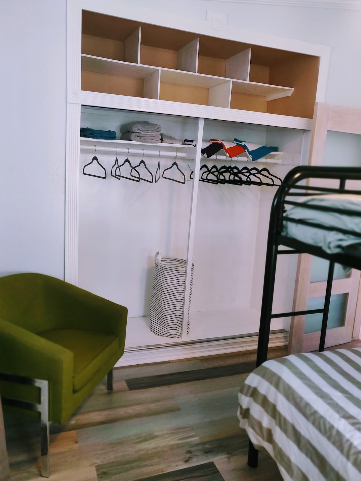 Chumba cha kulala #3
Sehemu kubwa ya kabati