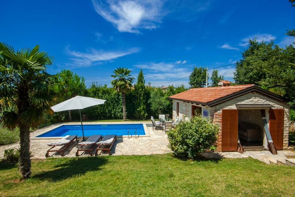 Pool house and pool