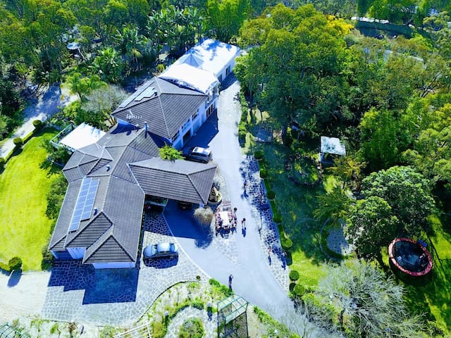 Private exclusive resort – 40 Min to City