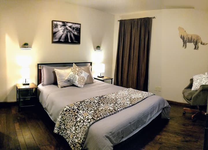 חדר 3: מיטת קווין + ארונית איפור קטנה עם מראה, USB ותקע רגיל. מראה באורך מלא גם כן.