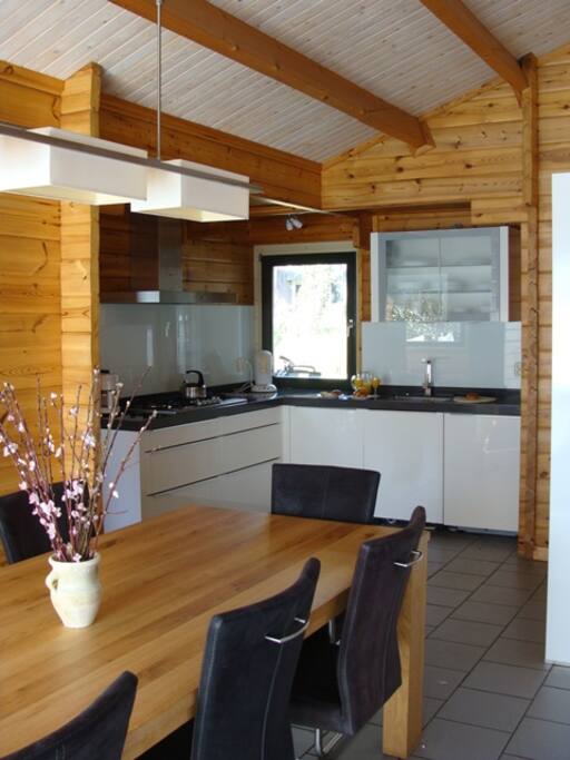 Luxe keuken voorzien van allerlei inbouwapparatuur.