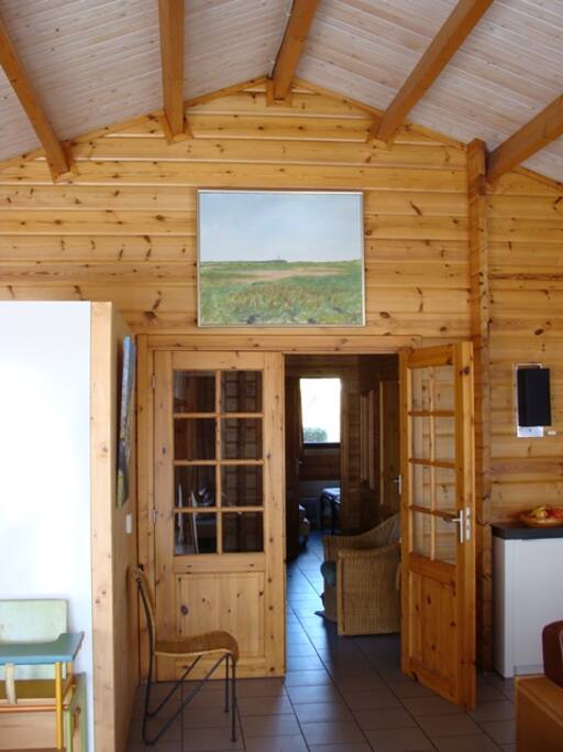 Doorkijkje vanuit de woonkamer naar de hal. Hoog plafond!