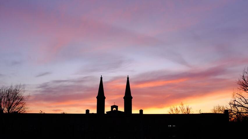 Great Bright Central Place Piano, Cinema & Balcony gallery image 2