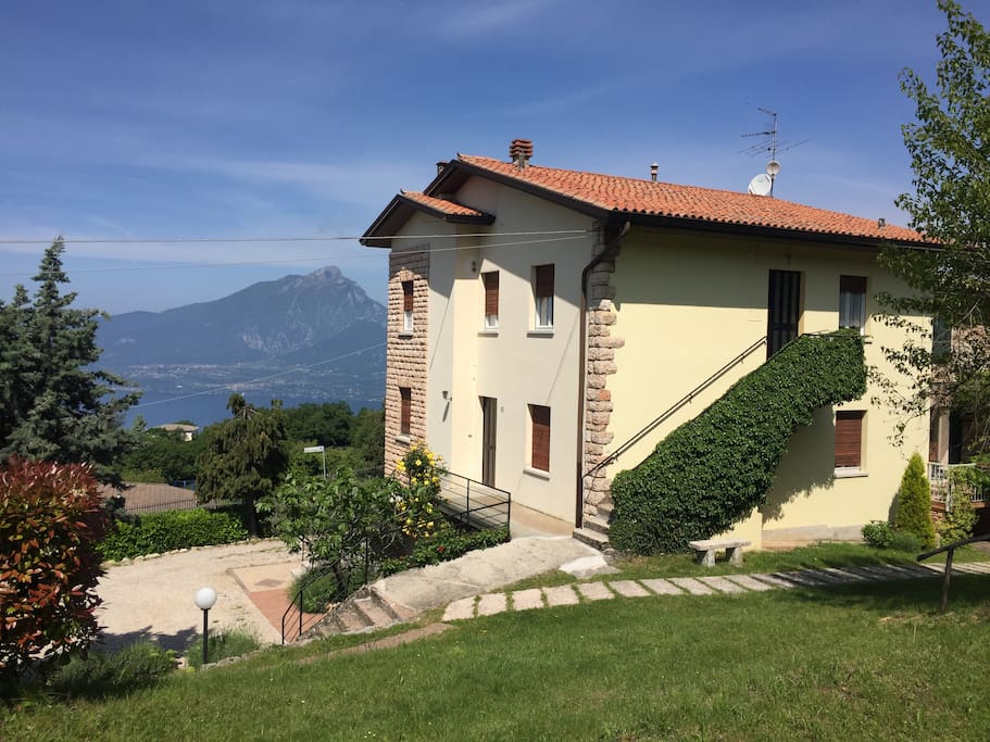 Our house, surrounded by garden - La nostra casa, circondata dal giardino