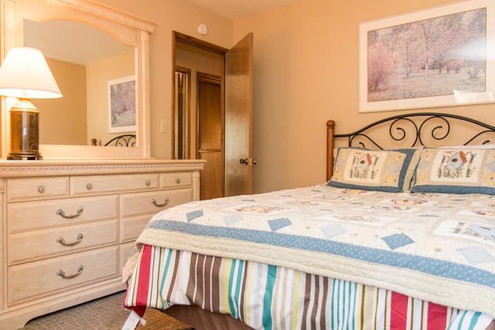 152 × 203 სმ ზომის საწოლი და კომოდი