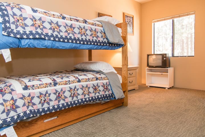 Ლოფტში ორსართულიანი საწოლები გაფუჭებულია და ერთის ქვეშ კიდევ ერთი ორადგილიანი საწოლია.