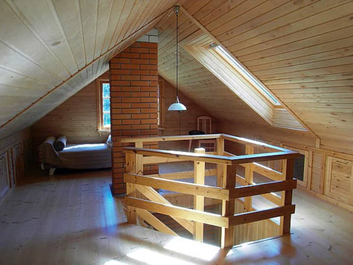 Горе во помалата куќа. Има два кауча на двете страни од собата, па ова е најверојатно местото каде што ќе спиете, освен ако не сакате да бидете во големата куќа или ако сте повеќе од двајца.