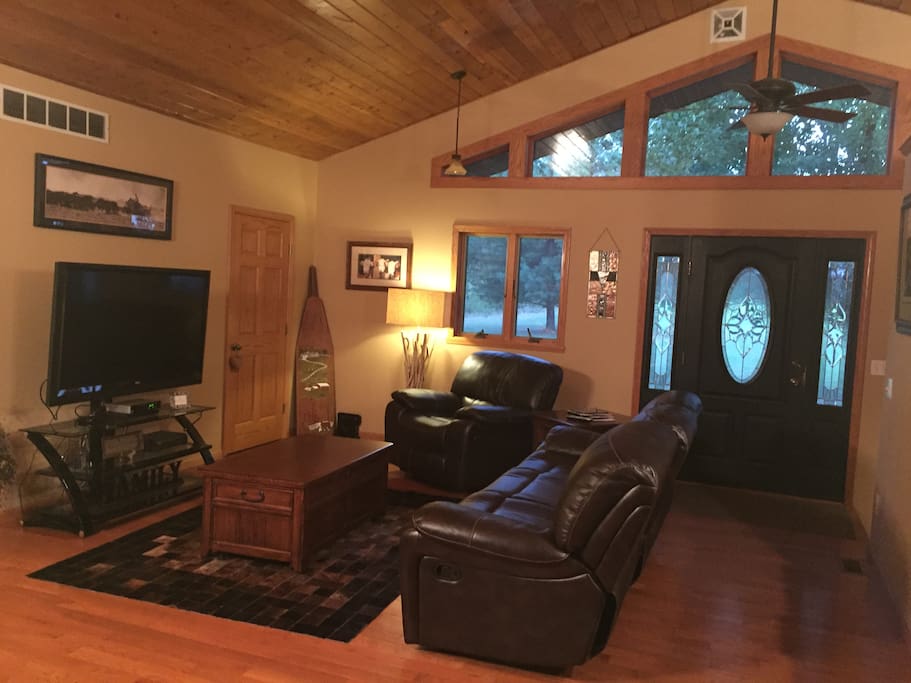 Warm, Spacious Country Home Houses for Rent in Illinois