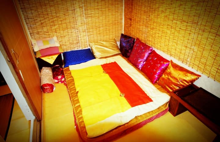 Traditionellt koreanskt privat rum med en dubbel storleks futon med värme.