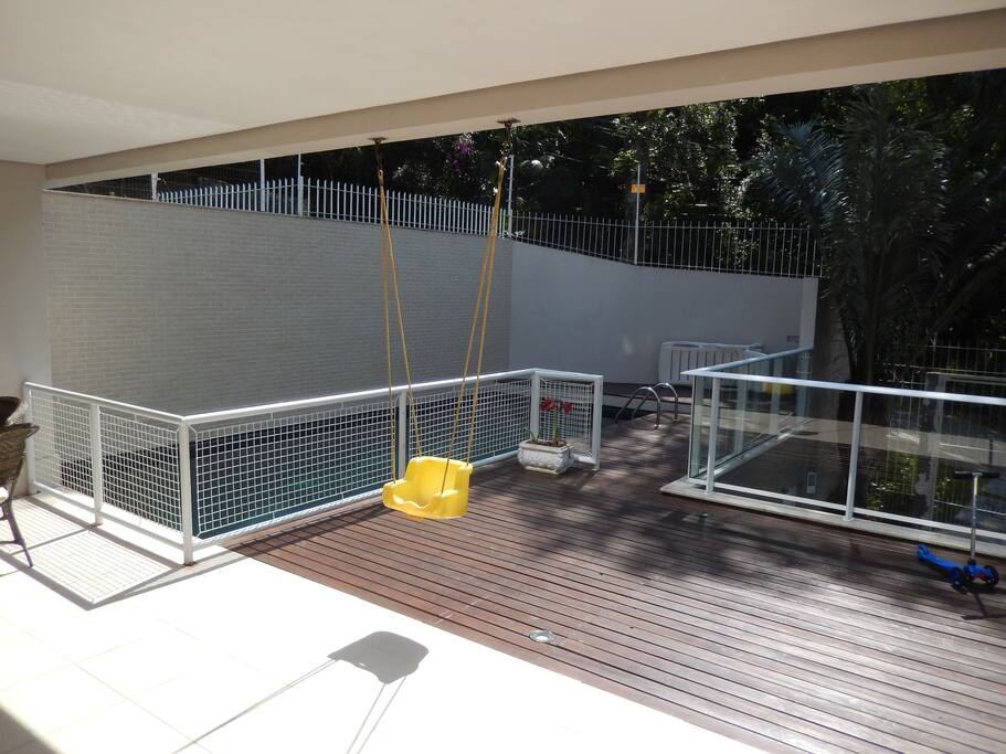 deck e piscina parte da frente da casa