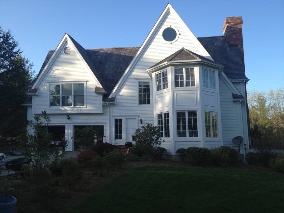 Side view of house with octagonal breakfast area.