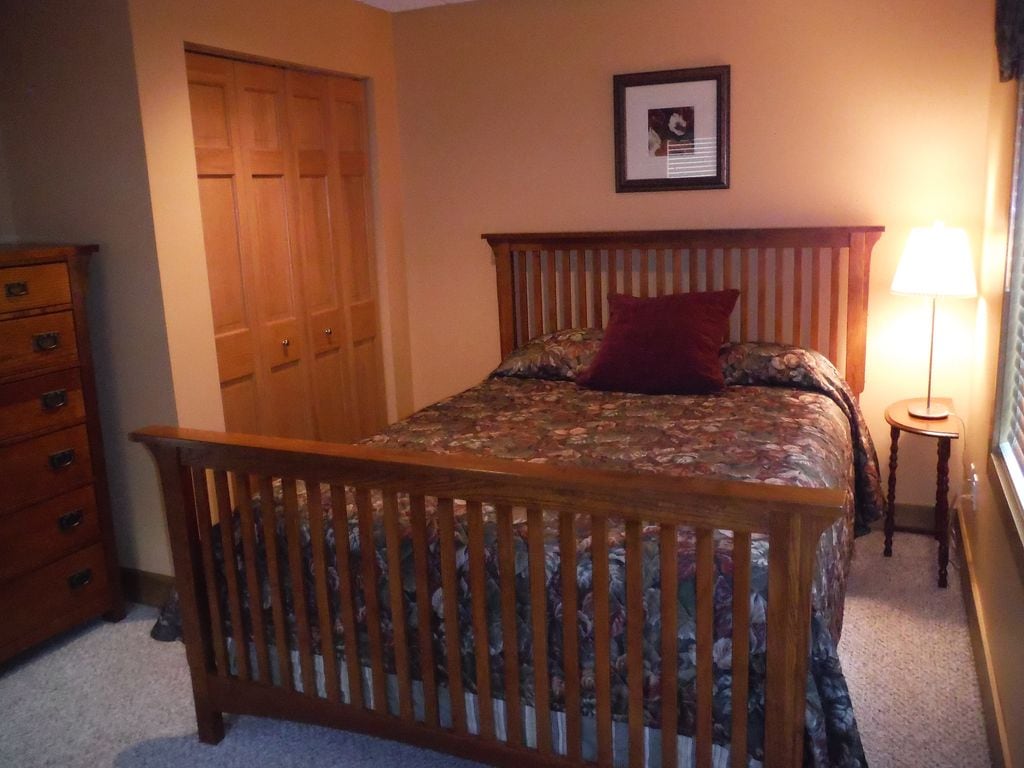 Menšia manželská posteľ v spálni