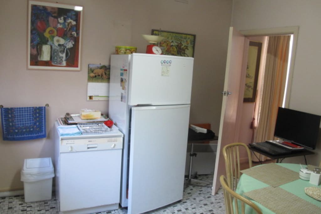 Fully equipped kitchen with dining area