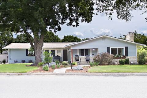 Near Main ~ Swimming Pool & Stunning Outdoor Area