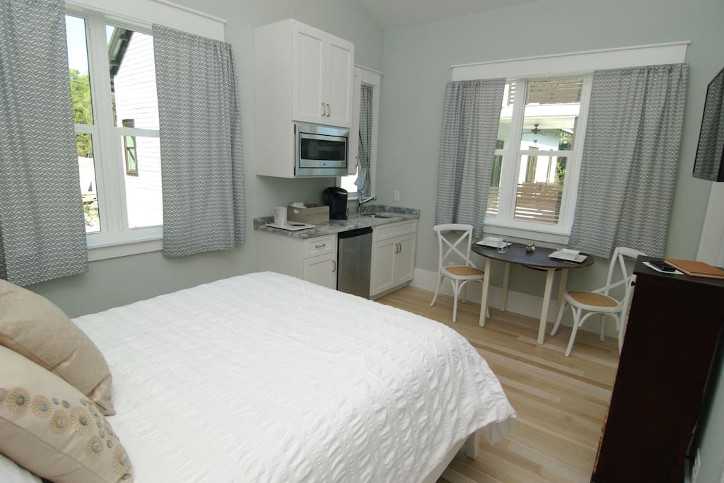 Queen size bed with plush linens