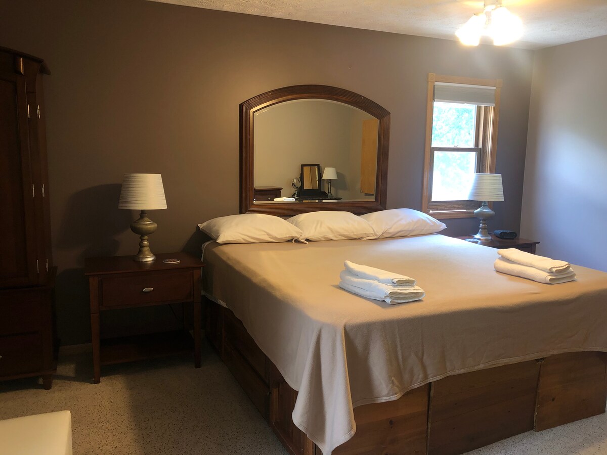 Hoofdslaapkamer #1 kingsize bed ,bovenverdieping .